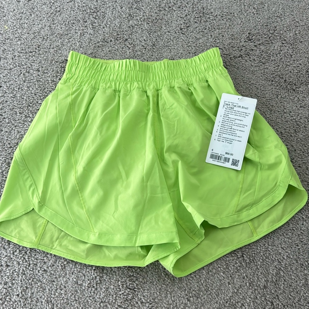 NWT Lululemon track that 5” shorts in sour grape - size 6
